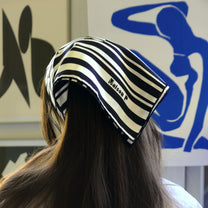 Femme portant un foulard en soie noir et blanc