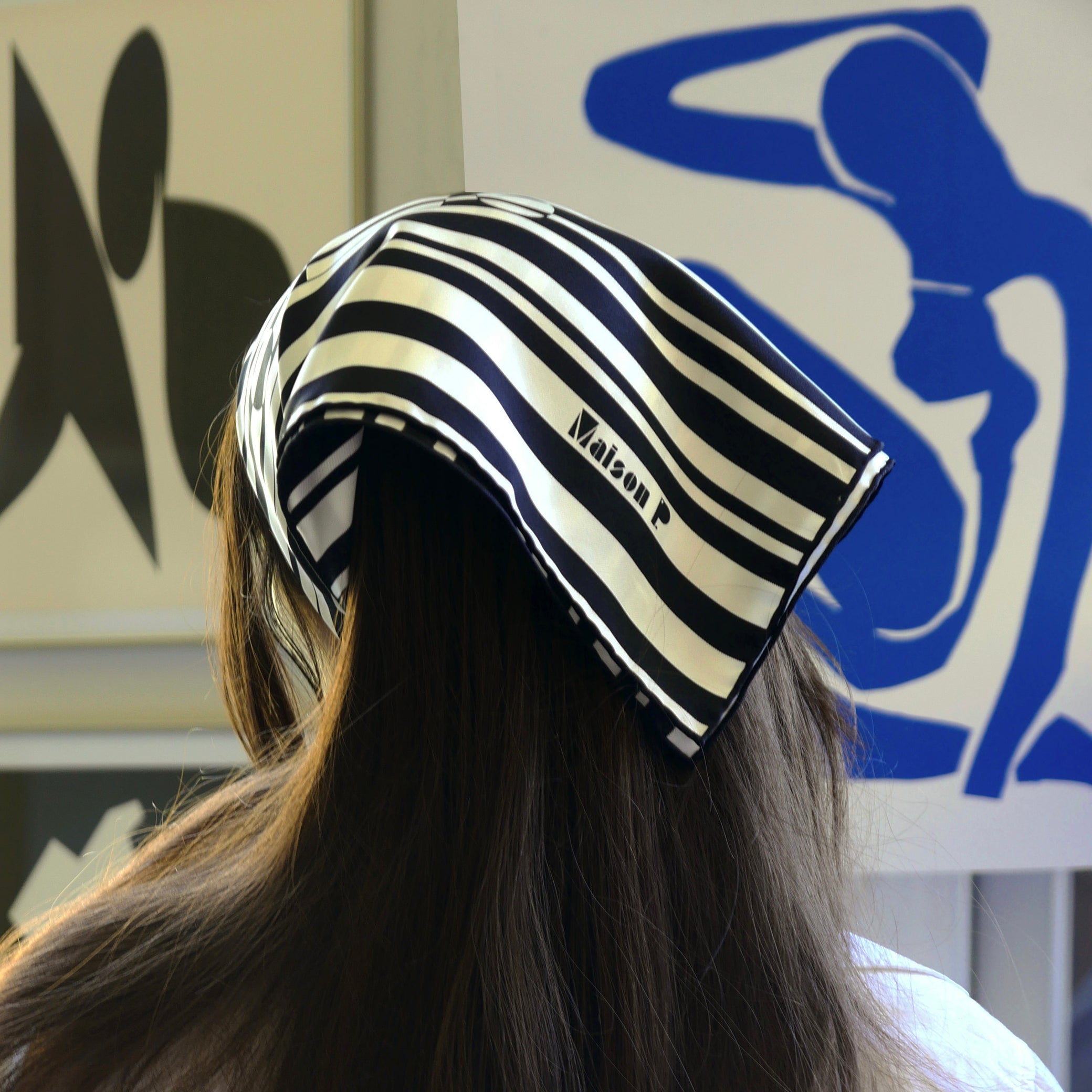 Femme portant un foulard en soie noir et blanc