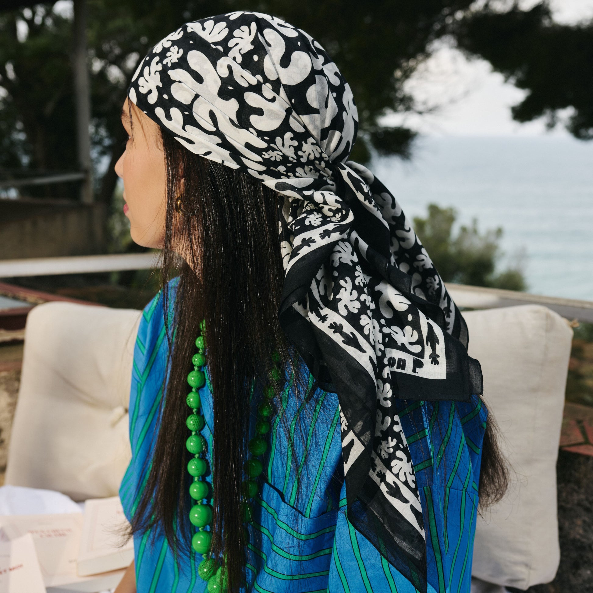 Femme portant sur la tête un foulard en coton imprimé noir et blanc