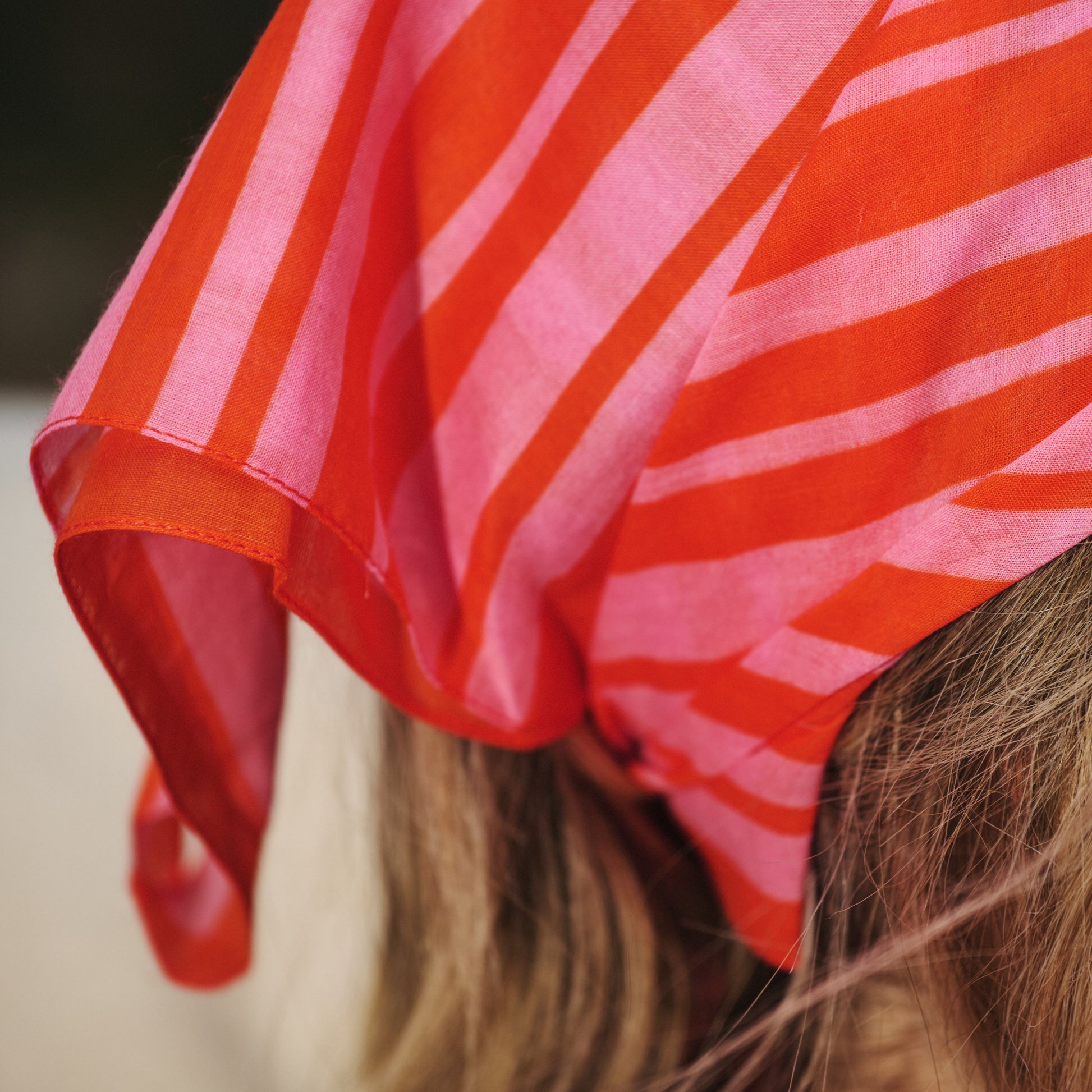 Zoom sur les détails d'un foulard en coton rose et rouge