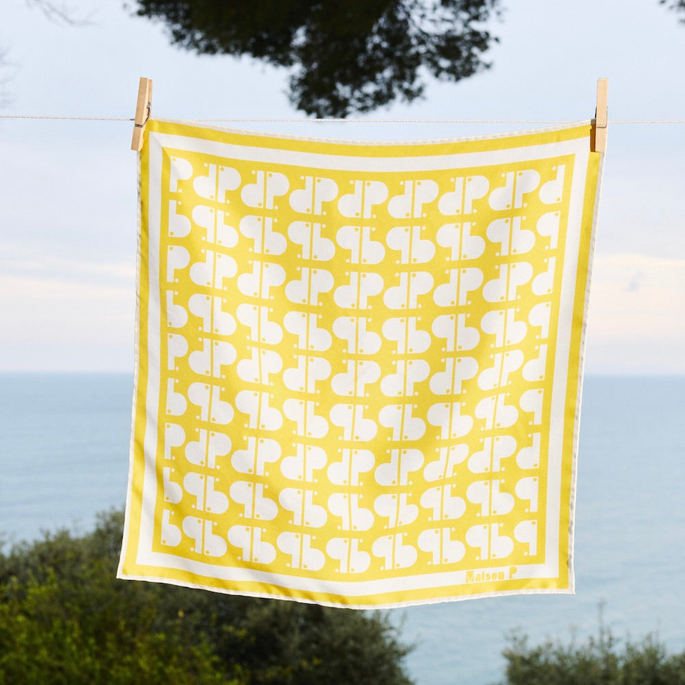 Carré en twill 100 % soie imprimé jaune et blanc 50 x 50 cm