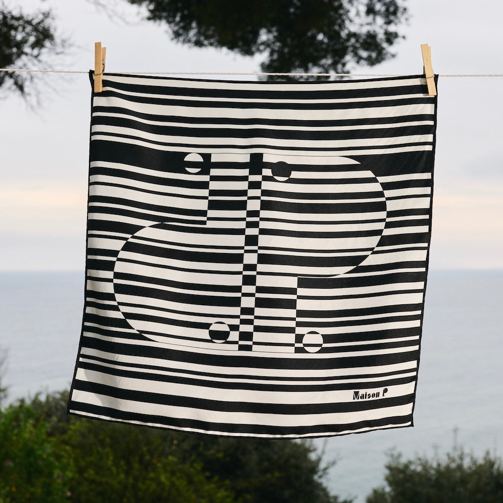 Carré en twill 100 % soie imprimé noir et blanc 50 x 50 cm