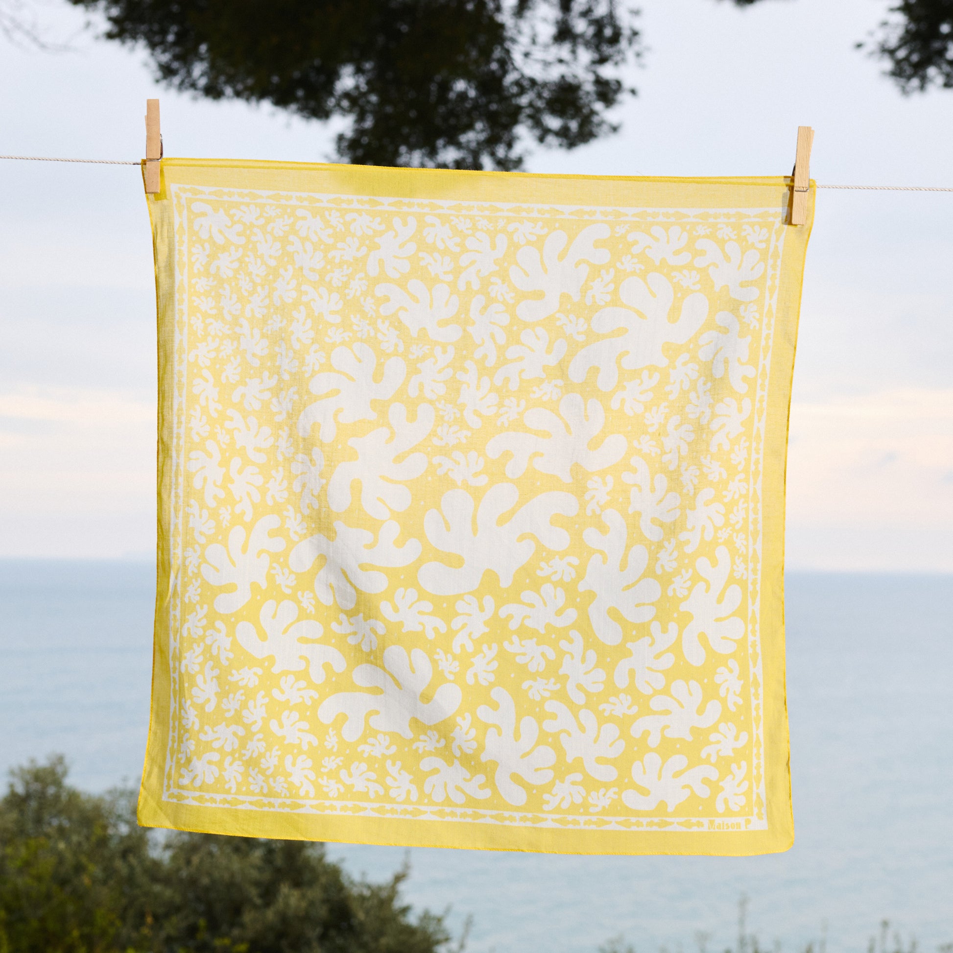 Carré en 100 % coton imprimé jaune et blanc 50 x 50 cm