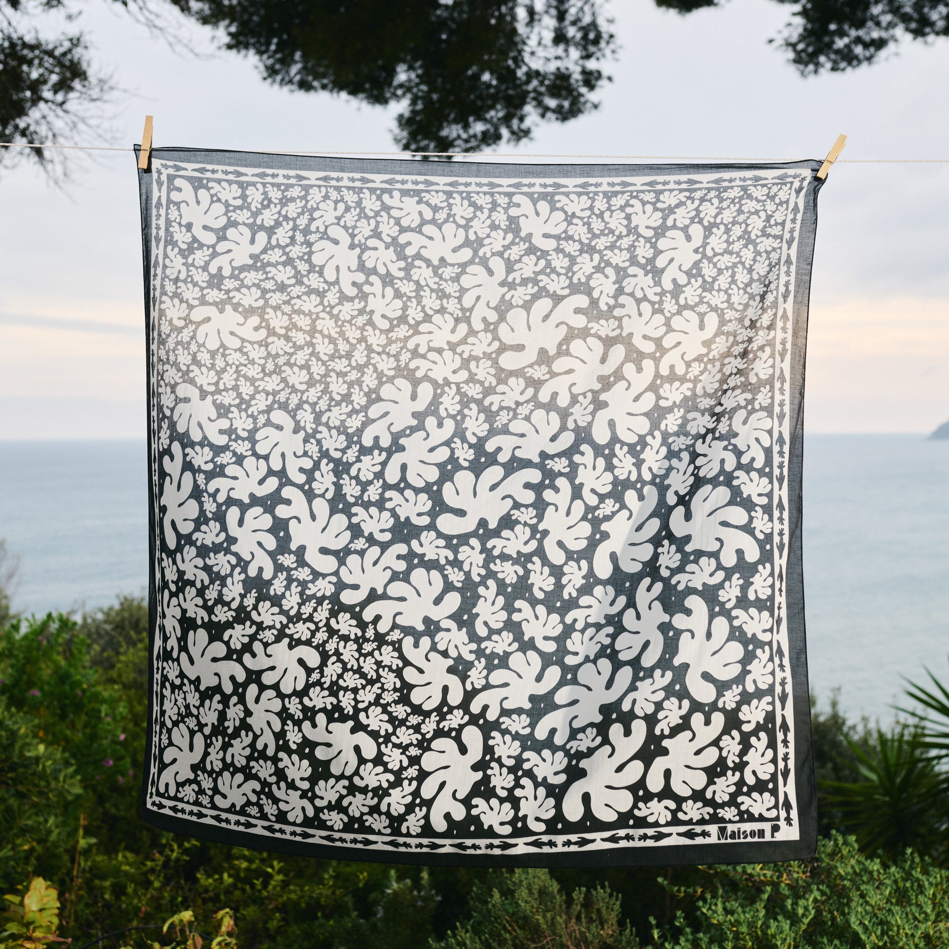 Carré en 100 % coton imprimé noir et blanc 90 x 90 cm
