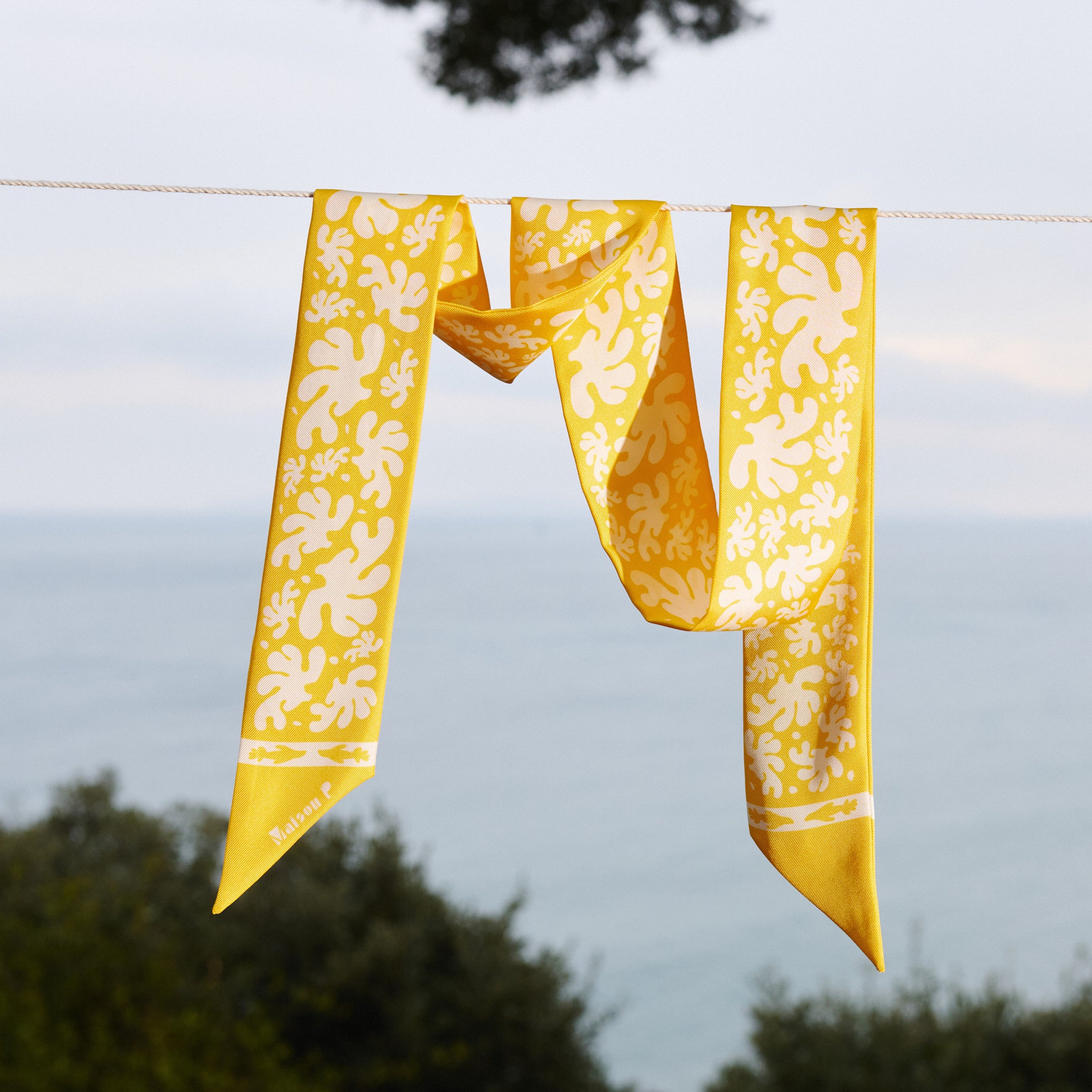 Ruban en twill 100% soie Imprimé jaune et blanc 110 x 5,5 cm