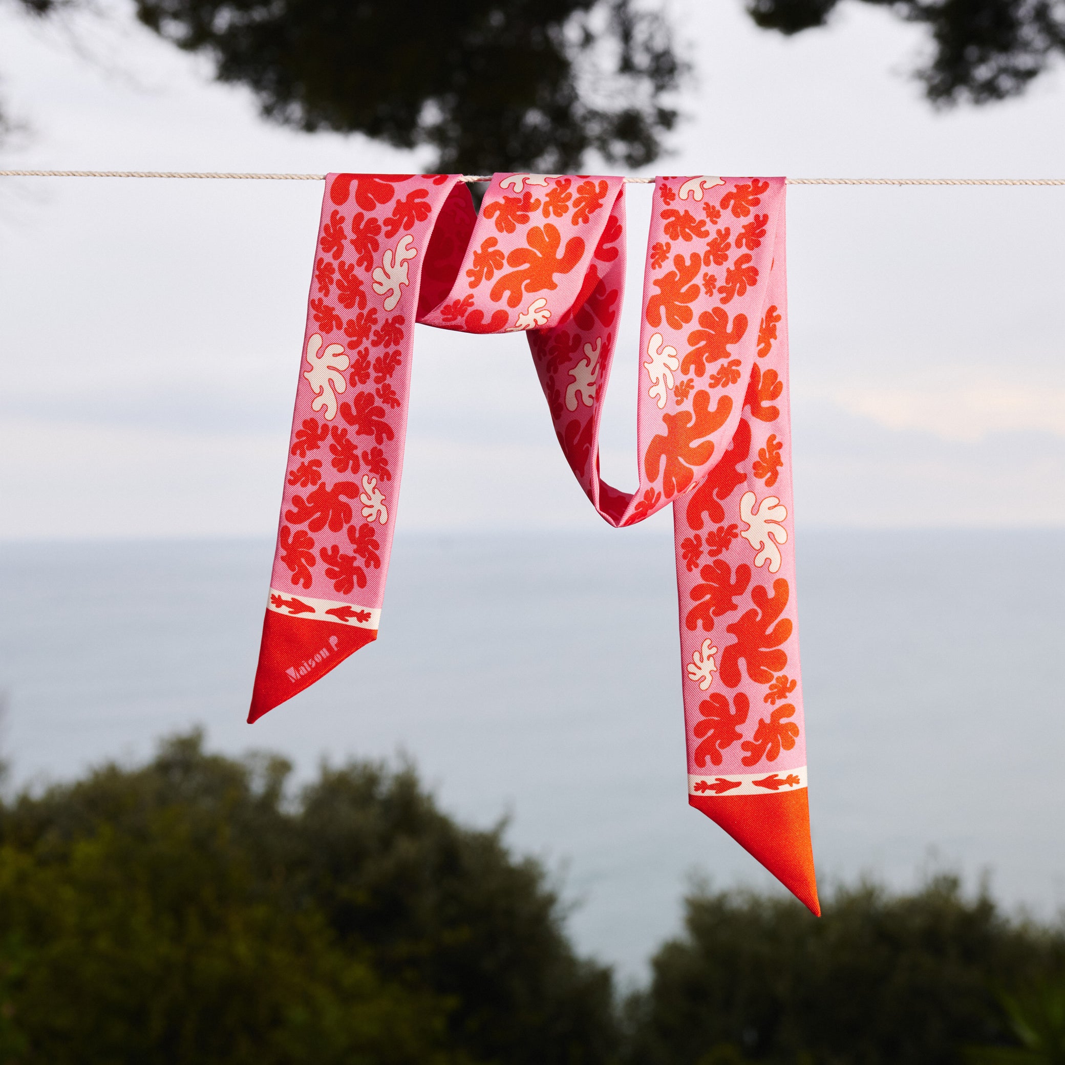 Ruban en twill 100 % soie imprimé rose rouge et blanc 110 x 5,5 cm