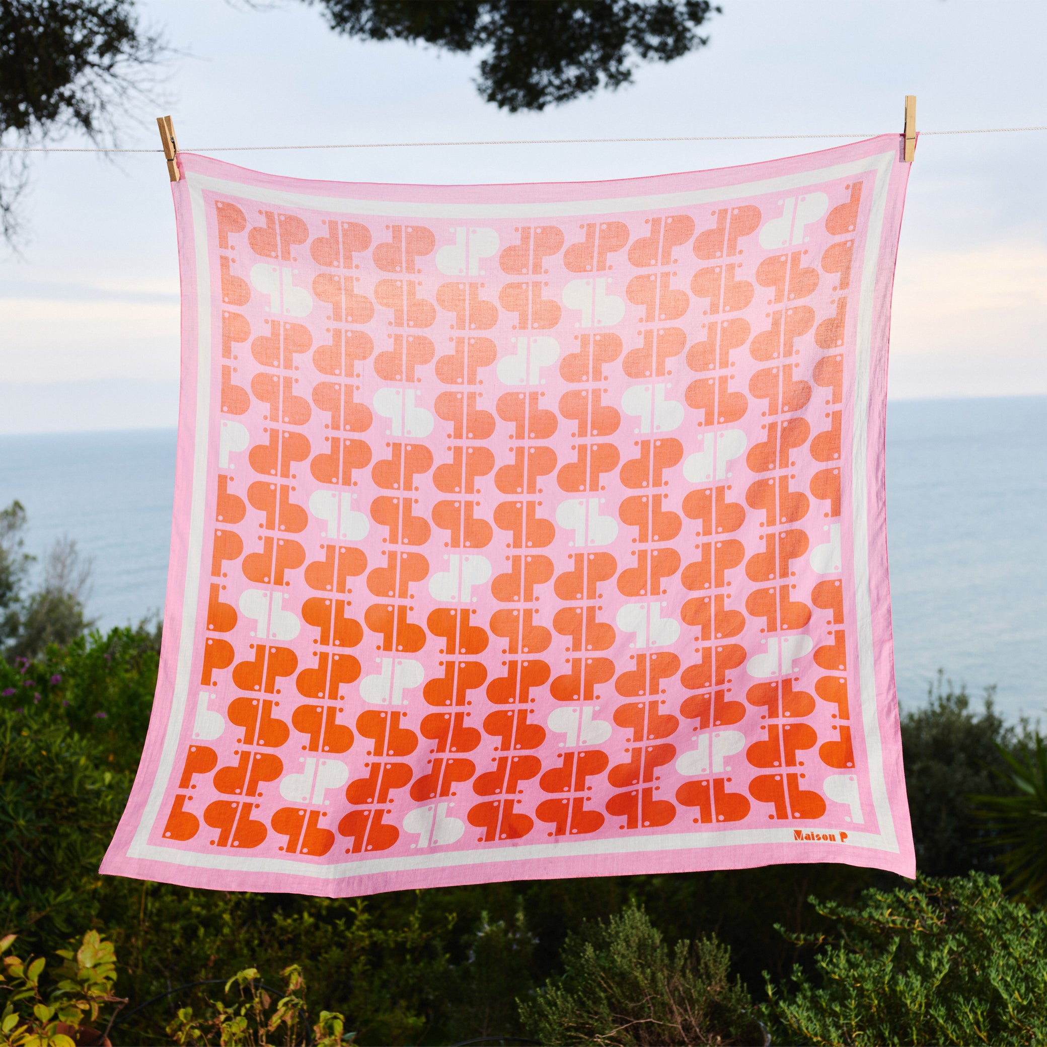 Carré en 100 % coton imprimé rose rouge et blanc 90 x 90 cm