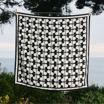 Carré en twill 100 % soie imprimé noir et blanc 90 x 90 cm
