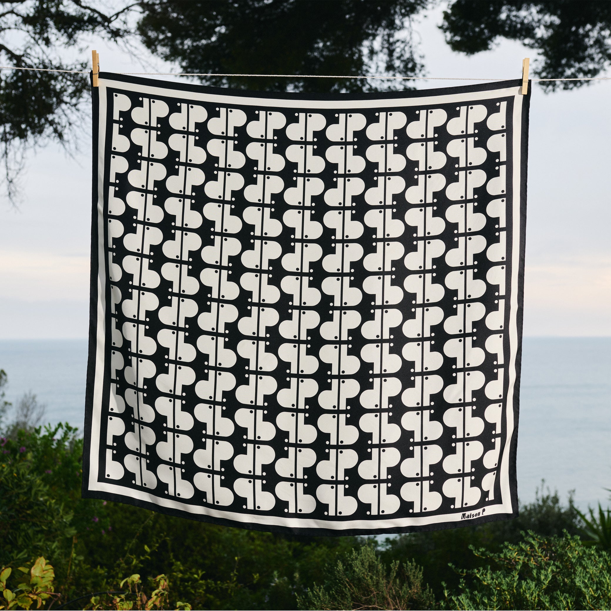 Carré en twill 100 % soie imprimé noir et blanc 90 x 90 cm